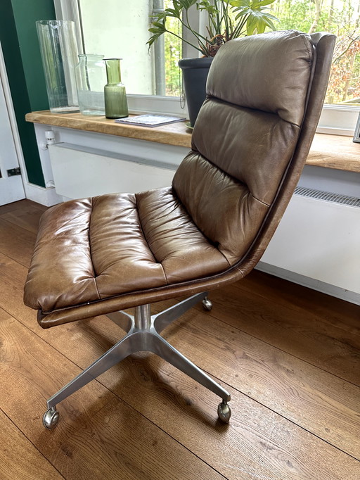 2x Vintage congnac leather swivel chairs