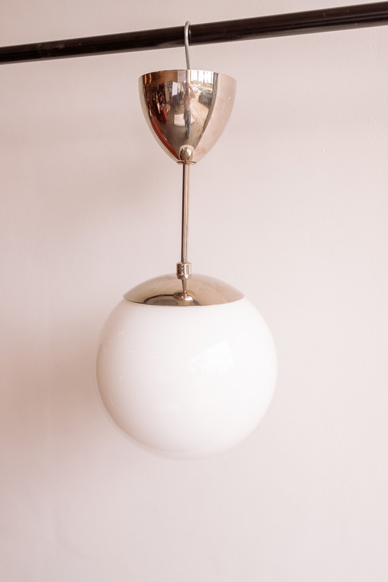 Image 1 of Lampe suspendue vintage en verre blanc