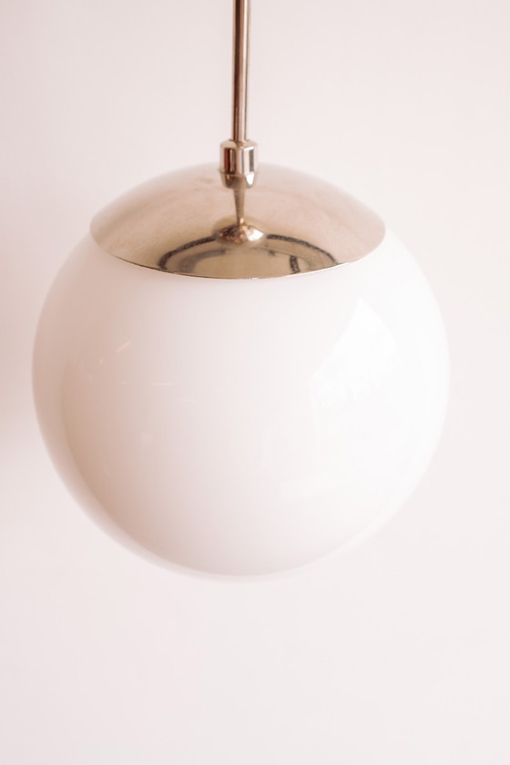 Image 1 of Lampe suspendue vintage en verre blanc