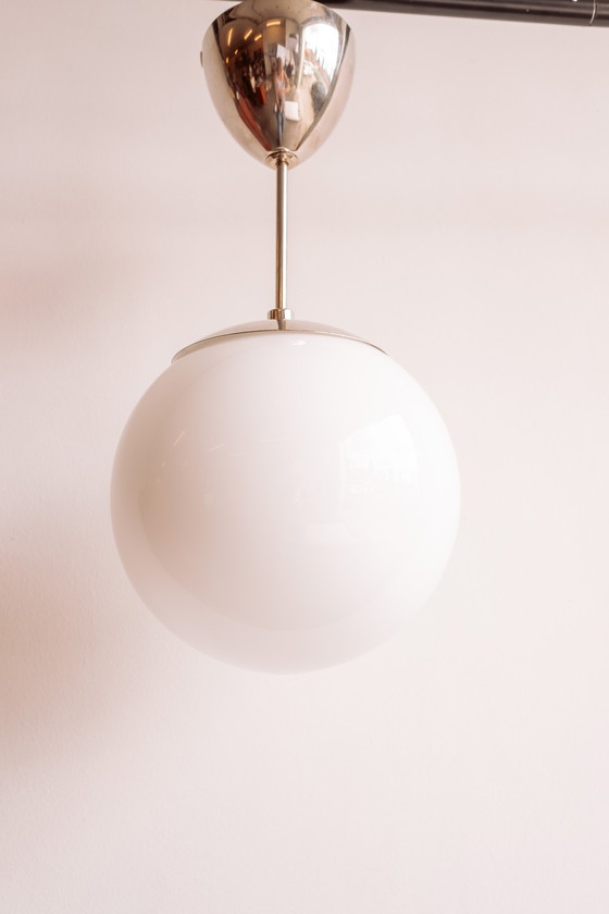 Image 1 of Lampe suspendue vintage en verre blanc