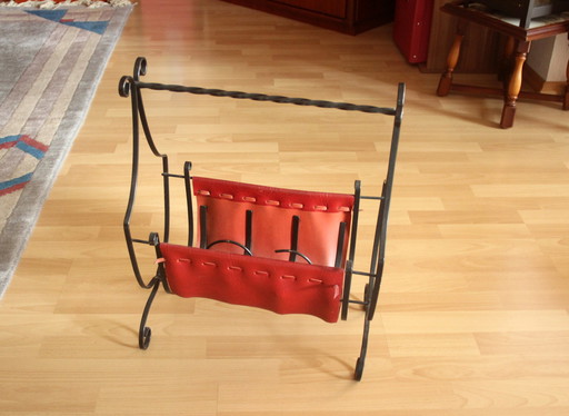 Porte-revues en fer forgé avec cuir rouge foncé, vintage