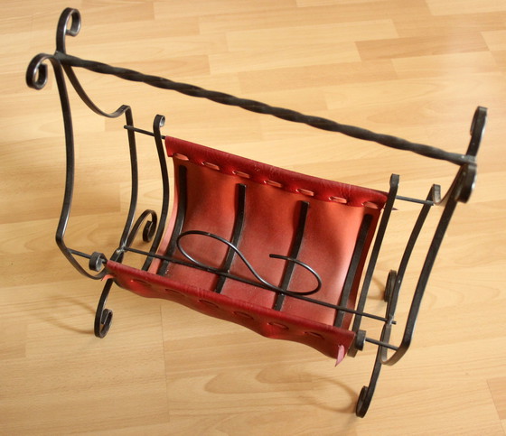Image 1 of Porte-revues en fer forgé avec cuir rouge foncé, vintage