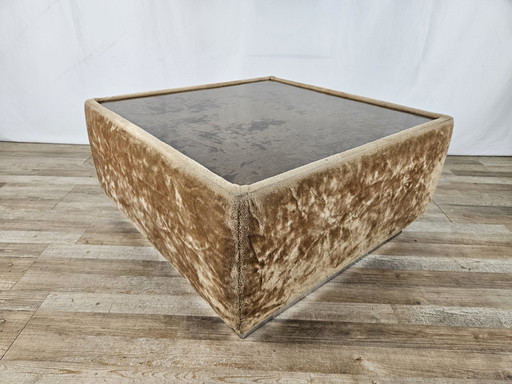 Table basse vintage recouverte de tissu avec plateau en verre
