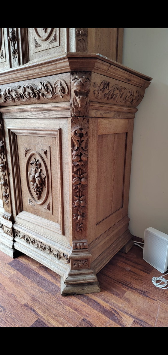 Image 1 of Armoire en bois de chêne avec sculptures