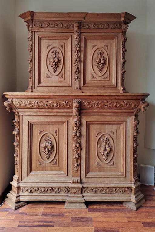 Armoire en bois de chêne avec sculptures