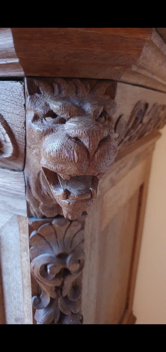 Image 1 of Armoire en bois de chêne avec sculptures