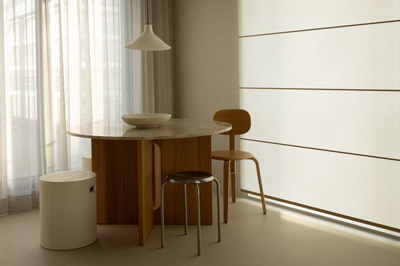 Image 1 of Mesa de comedor Audo Androgyne redonda de 120 cm de roble con tablero de piedra Kunnis Breccia