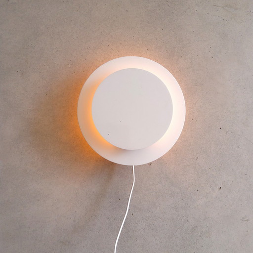 White round metal wall lamp