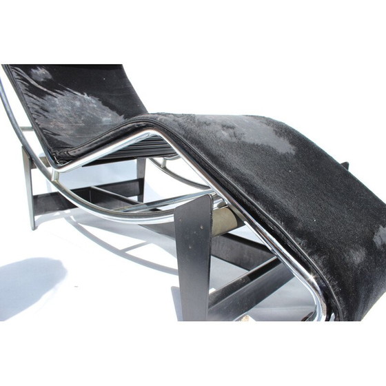 Image 1 of Poltrona vintage Cassina LC4 in pelle di mucca patinata nera, anni '50