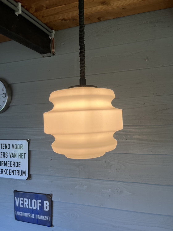 Image 1 of Lampada a sospensione vintage in vetro opalino di metà secolo 
