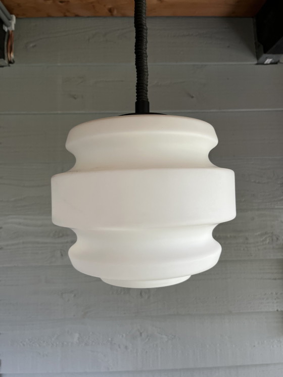 Image 1 of Lampada a sospensione vintage in vetro opalino di metà secolo 
