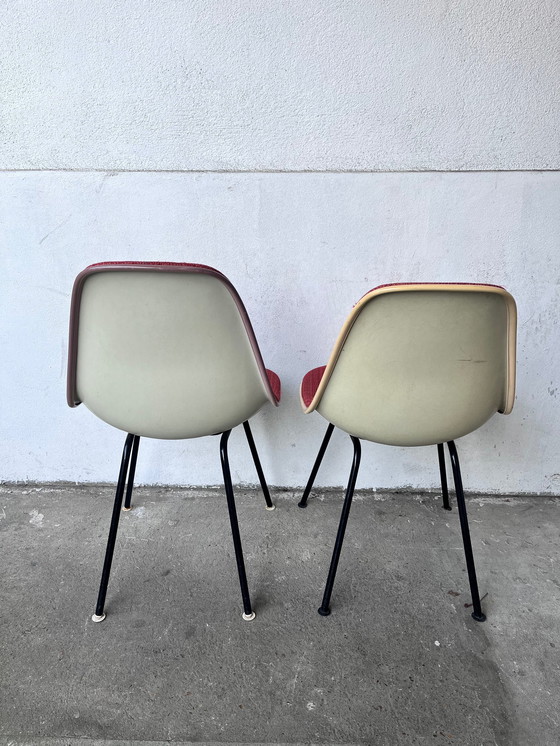 Image 1 of Coppia di sedie di Charles Eames, sedute di Alexander Girard, Herman Miller, 1960.