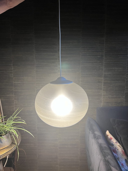 Lampada a sospensione degli anni '70 con grande globo in vetro granulato.