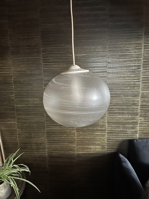 Lampe à suspension des années 70 avec un grand globe en verre grainé.