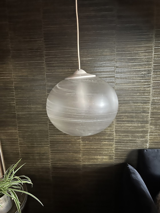 Image 1 of Lampe à suspension des années 70 avec un grand globe en verre grainé.