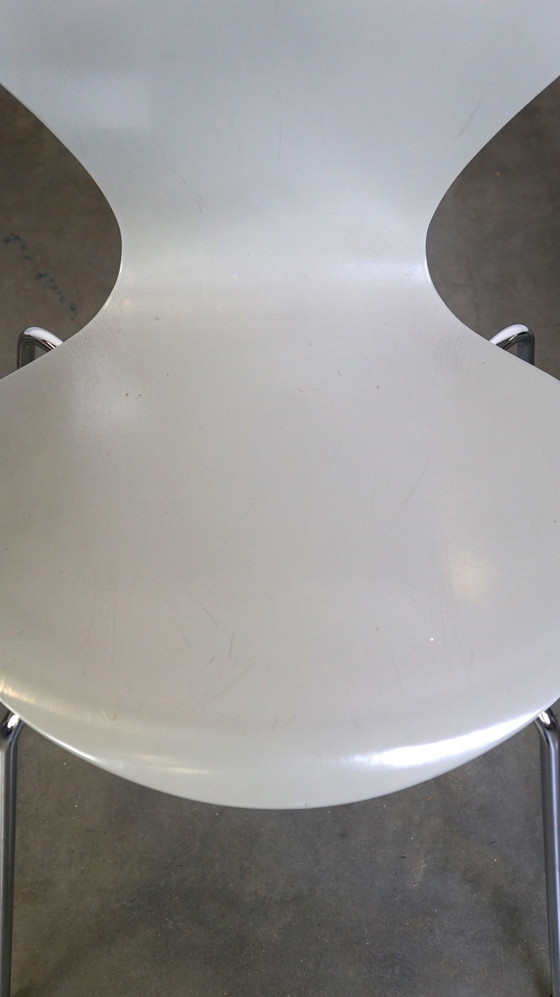 Image 1 of 4 x Original gray Fritz Hansen butterfly chair from 1984 Danish design