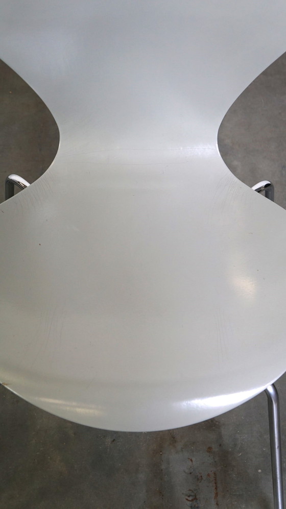 Image 1 of 4 x Original gray Fritz Hansen butterfly chair from 1984 Danish design