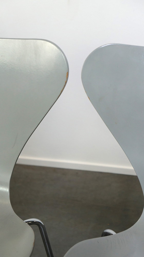 Image 1 of 4 x Original gray Fritz Hansen butterfly chair from 1984 Danish design