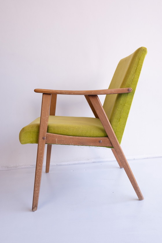 Image 1 of Poltrona vintage con rivestimento in tessuto a coste color lime