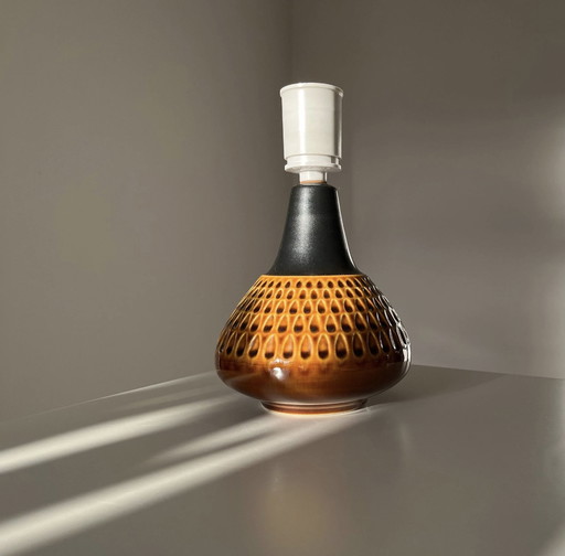 Elegante lámpara de mesa Søholm de Einar Johansen, pie de cerámica, esmaltado en relieve, estilo danés vintage de los años 60.
