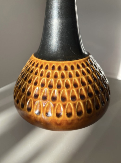 Elegante lámpara de mesa Søholm de Einar Johansen, pie de cerámica, esmaltado en relieve, estilo danés vintage de los años 60.