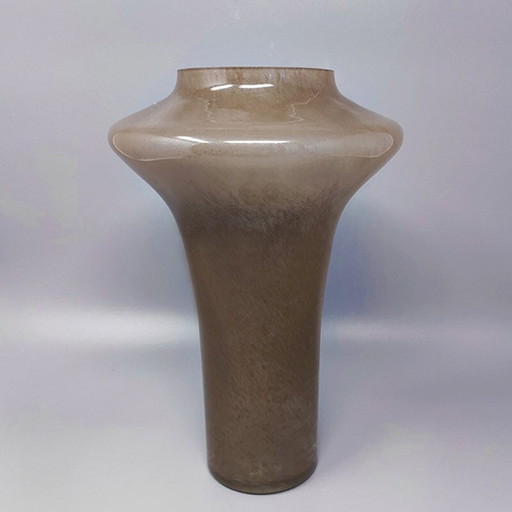 Magnifique vase beige en verre de Murano des années 1970 par Dogi. Fabriqué en Italie