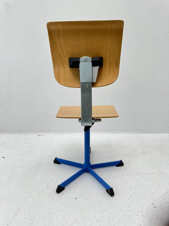 Image 1 of Classic swivel chair in blue