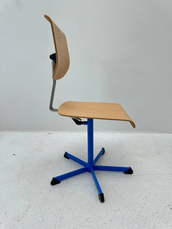 Image 1 of Classic swivel chair in blue