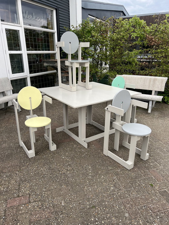 Image 1 of Memphis style table and chairs, Henk Lampe