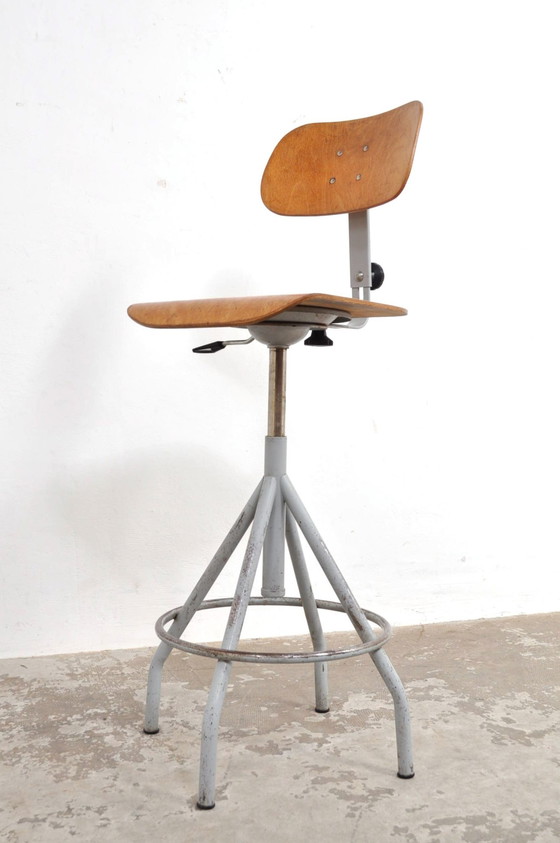 Image 1 of Chaise d'atelier vintage française