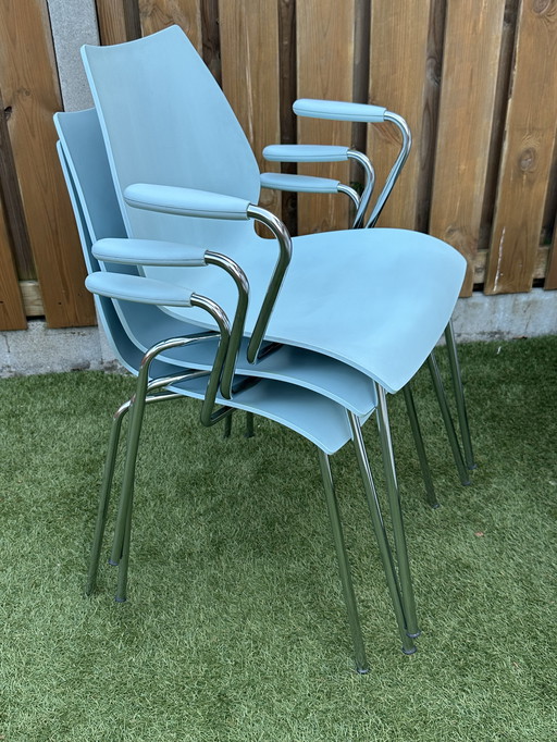 Kartell Maui 3 chaises avec accoudoirs.