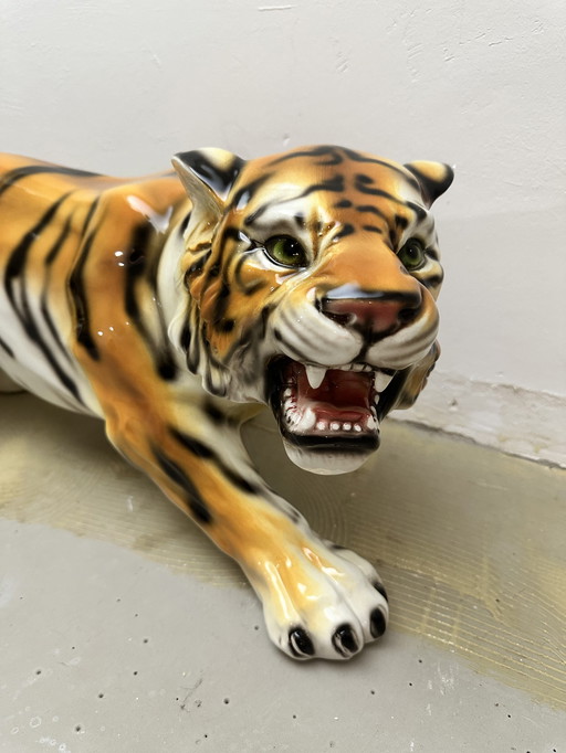 Sneaking tiger ceramic