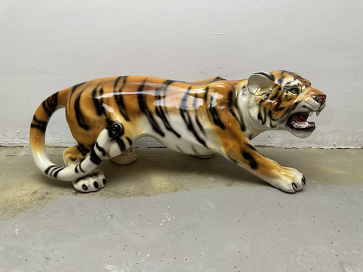 Sneaking tiger ceramic