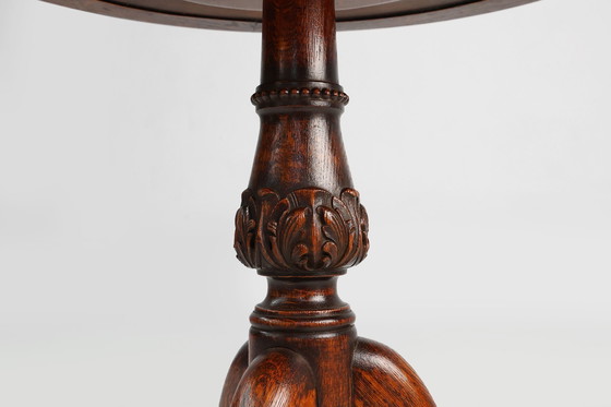 Image 1 of Mesa auxiliar circular inglesa antigua de roble tallada a mano con patas en forma de cabeza de león