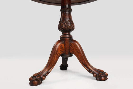 Image 1 of Mesa auxiliar circular inglesa antigua de roble tallada a mano con patas en forma de cabeza de león