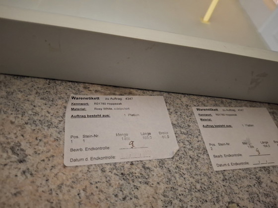 Image 1 of Tavolo vintage con piano in granito bianco rosato