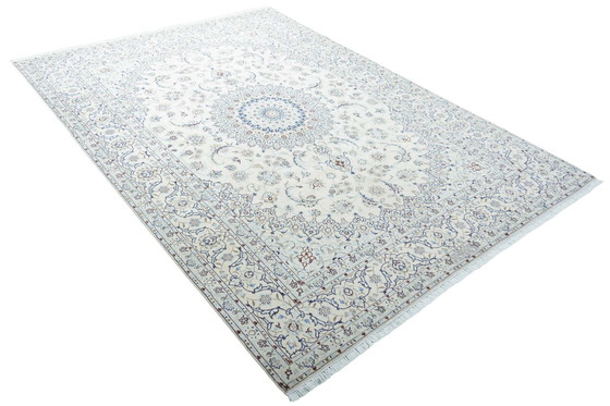 Image 1 of Alfombra oriental Nain 9 La anudada a mano con seda – 347 x 247 cm – Diseño elegante en azul y crema