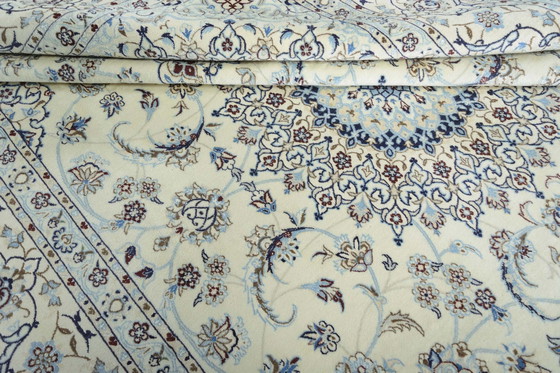 Image 1 of Alfombra oriental Nain 9 La anudada a mano con seda – 347 x 247 cm – Diseño elegante en azul y crema