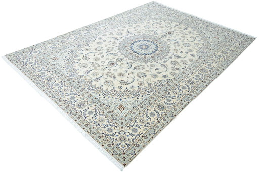 Alfombra oriental Nain 9 La anudada a mano con seda – 347 x 247 cm – Diseño elegante en azul y crema