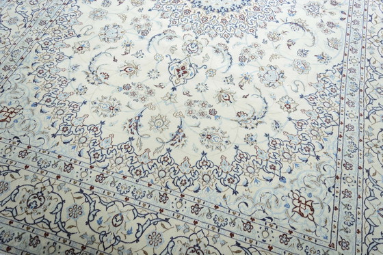 Image 1 of Alfombra oriental Nain 9 La anudada a mano con seda – 347 x 247 cm – Diseño elegante en azul y crema