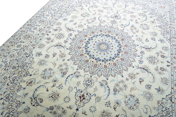 Image 1 of Alfombra oriental Nain 9 La anudada a mano con seda – 347 x 247 cm – Diseño elegante en azul y crema