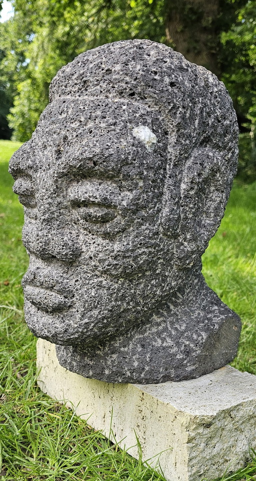 Aone T. POSTMA tête d'homme, portrait sculpté en pierre de lave allemande.