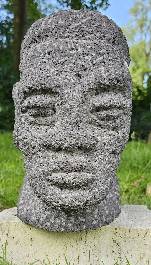 Aone T. POSTMA tête d'homme, portrait sculpté en pierre de lave allemande.