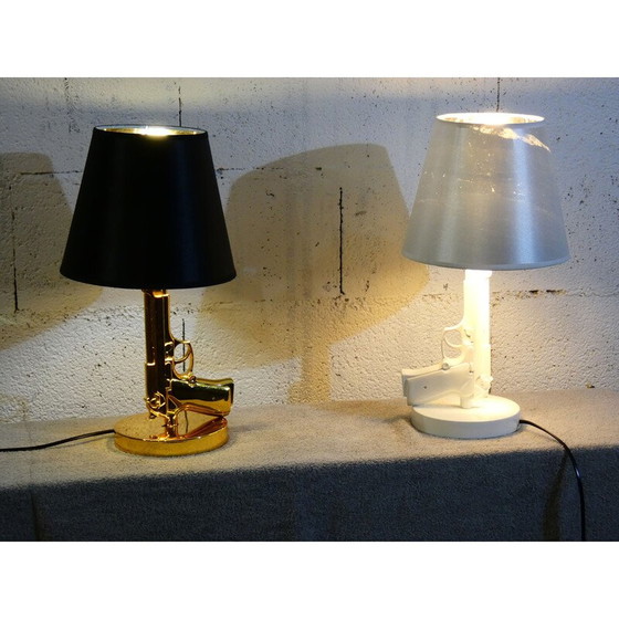 Image 1 of Coppia di lampade da comodino vintage a forma di revolver Beretta laccate in oro e bianco, 2000