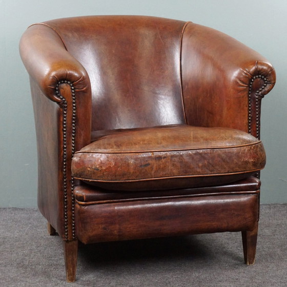 Image 1 of Fauteuil club en peau de mouton avec rivets décoratifs