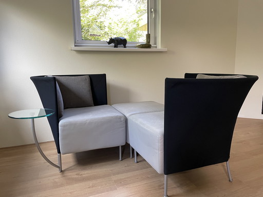 2x fauteuils Montis Scene avec 1x pouf