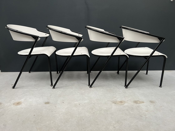 Image 1 of 4 chaises des années 80, style Memphis