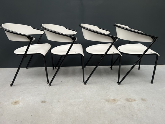 Image 1 of 4 chaises des années 80, style Memphis