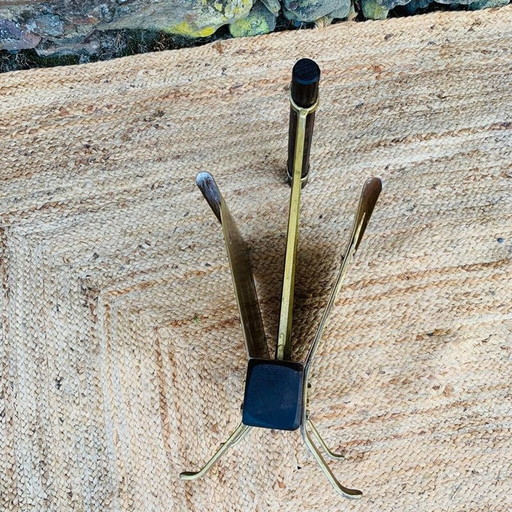 Revistero vintage de madera y latón