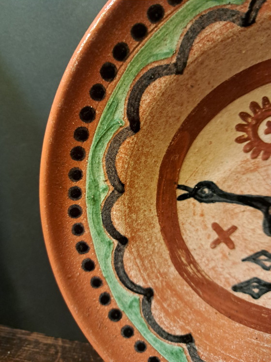 Image 1 of 1 piatto decorativo da parete in terracotta dipinta a mano d'epoca Russel Tiglo 1944
